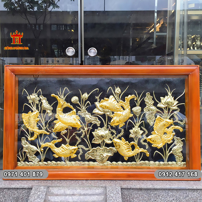 Bức tranh cá chép hoa sen mạ vàng được chế tác hoàn toàn thủ công